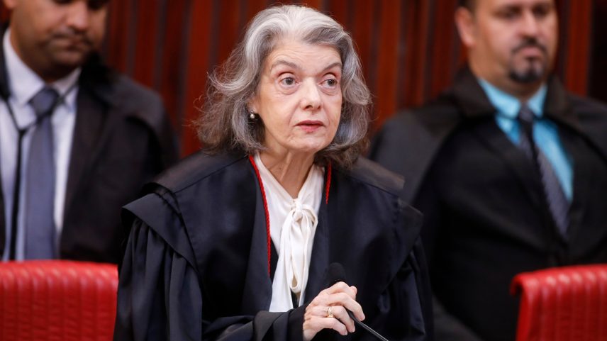 Cármen Lúcia disse que há erros na Justiça que precisam ser aperfeiçoados