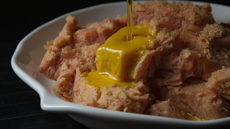 tuna fish in oil, canned food isolated. Foto: Lsantilli - stock.adobe.com/Adobe st