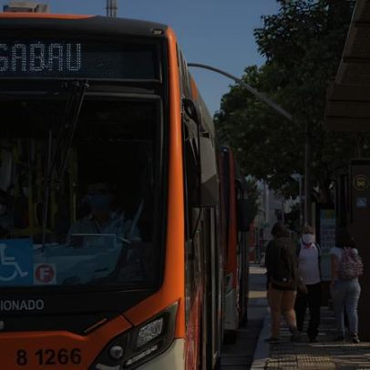 Volume de serviços avança em fevereiro, puxado por comunicação e transporte
