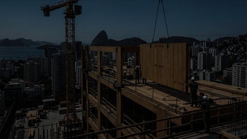 Como a madeira engenheirada (CLT) entrega segurança estrutural superior, reduz o tempo de obra e diminui a pegada de carbono