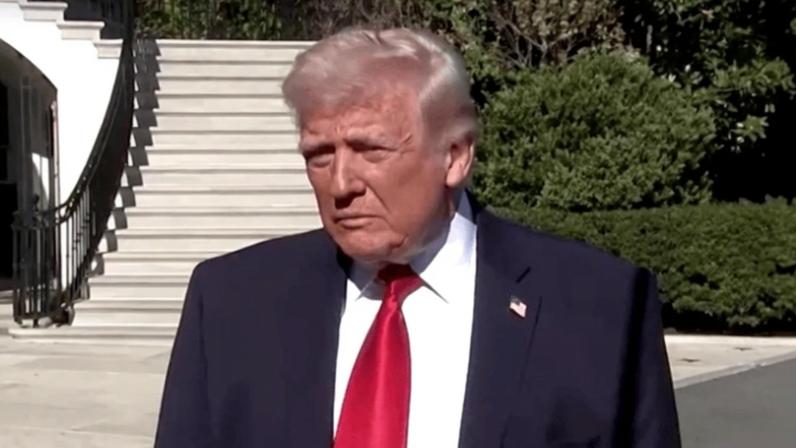 Presidente dos EUA, Donald Trump, falou com jornalistas na saída da Casa Branca, neste sábado (11) | Reprodução/Reuters