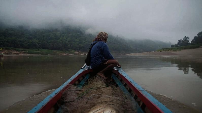 Pa Haw, father of Saw Si Paw Rak Salween, directs the boat to the father-son pair’s fishing nets that were laid on the Salween River the night before.