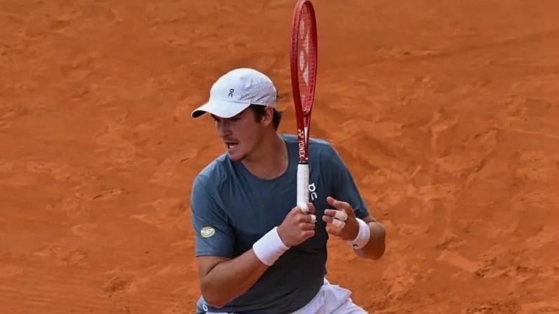 João Fonseca na vitória na estreia em Monte Carlo (Foto: Reprodução)