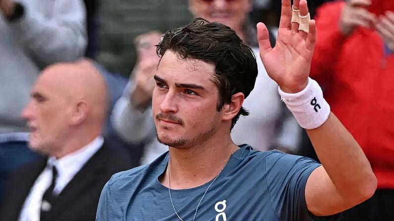João Fonseca comemora a vitória na estreia em Monte Carlo (Reprodução)