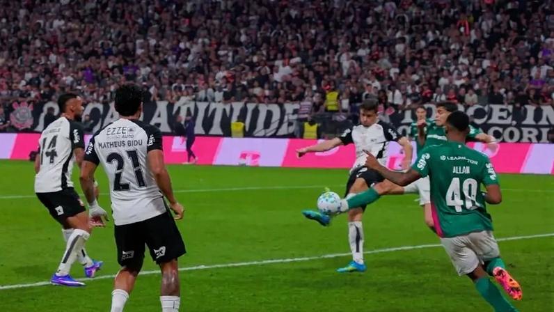 Lance de Gabriel Paulista, do Corinthians, em Sosa, do Palmeiras