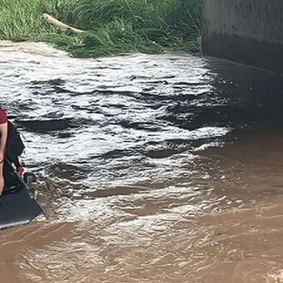Carro cai em córrego em SP; mulher permanece desaparecida após fortes chuvas