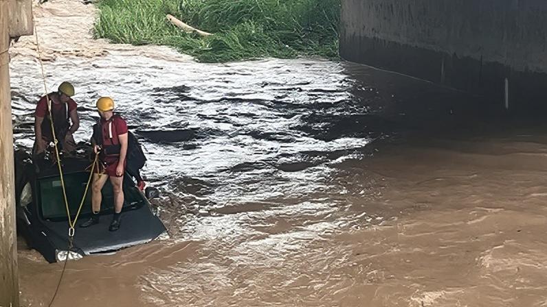 O órgão informou que a vítima perdeu o controle do automóvel em razão da enxurrada e, após cair na calha, o carro foi arrastado pela correnteza