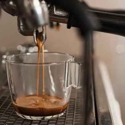 Café e reflexo intestinal: por que o descafeinado também tem efeito