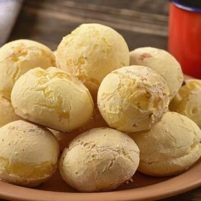 Da colonização às manhãs brasileiras: a origem do pão de queijo