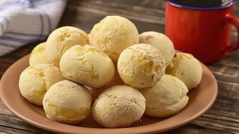 Da colonização às manhãs brasileiras: a origem do pão de queijo