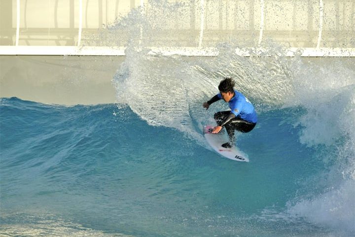 Praias artificiais vêm ganhando popularidade em diversos países. Muitas possuem sistemas capazes de gerar ondas e atraem pessoas interessadas em lazer e esportes aquáticos.