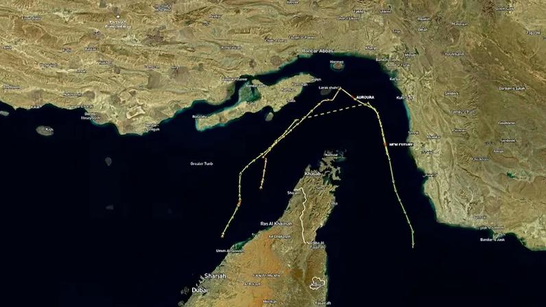 Mapa por satélite da região do Estreito de Ormuz, mostrando rotas de navios marcadas por linhas tracejadas amarelas sobre o mar escuro