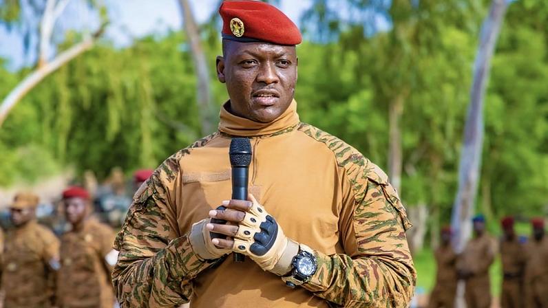 Líder militar de Burkina Faso afirma que democracia não é para eles