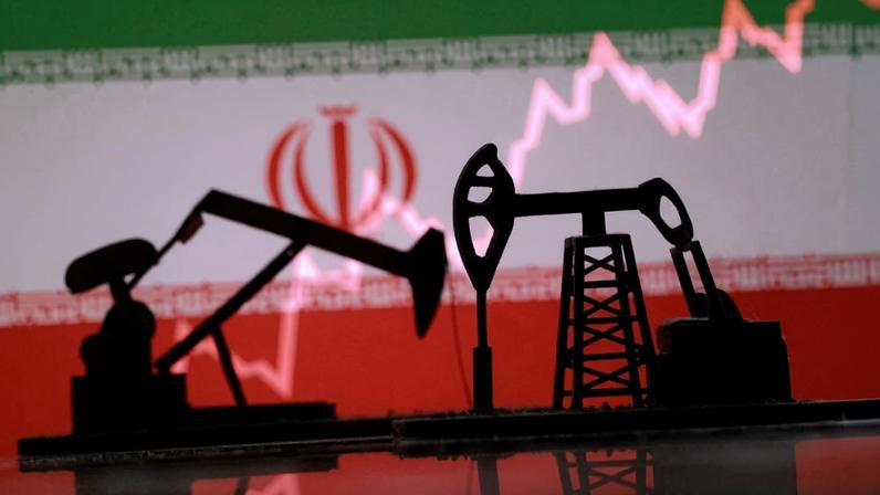 Ilustração mostra instalações de exploração de petróleo, bandeira do Irã e gráficos do mercado financeiro | Reuters/Dado Ruvic/Illustration