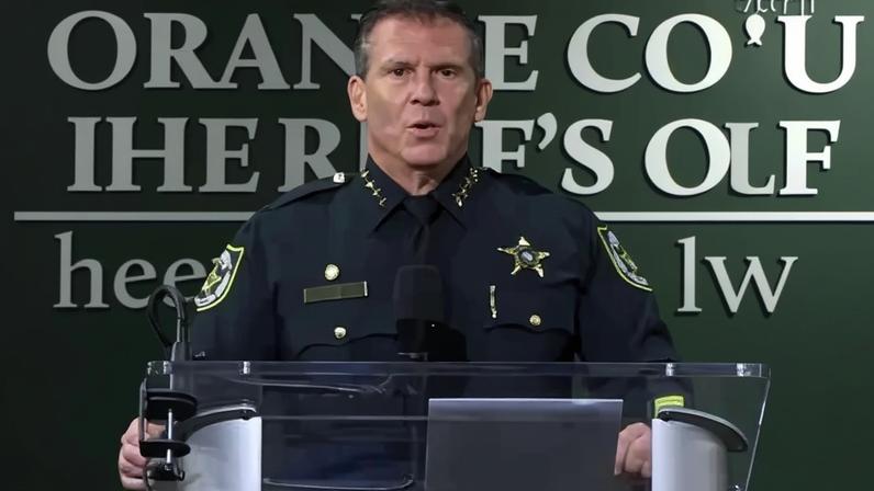O xerife do condado do Orange, John Mina, falou em coletiva sobre o esquema de fraude que resultou em prisões de brasileiros (Foto: Reprodução/Instagram/@orangecosheriff)