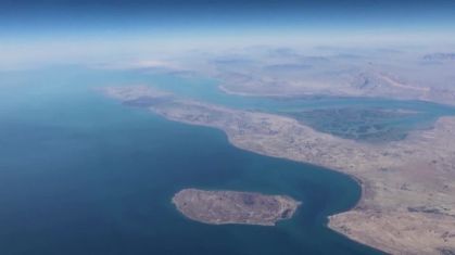 Imagem aérea da região próxima ao Estreito de Ormuz, por onde passa cerca de um quinto do petróleo mundial diariamente