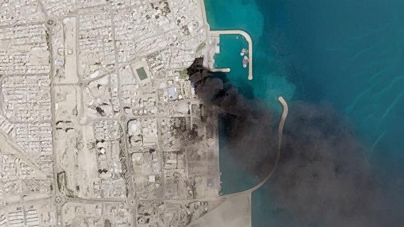 Imagem de satélite mostra fumaça saindo do porto de Qeshm, no Irã.