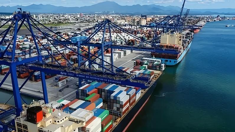 Portos brasileiros podem atingir limite de contêineres até 2030, diz estudo