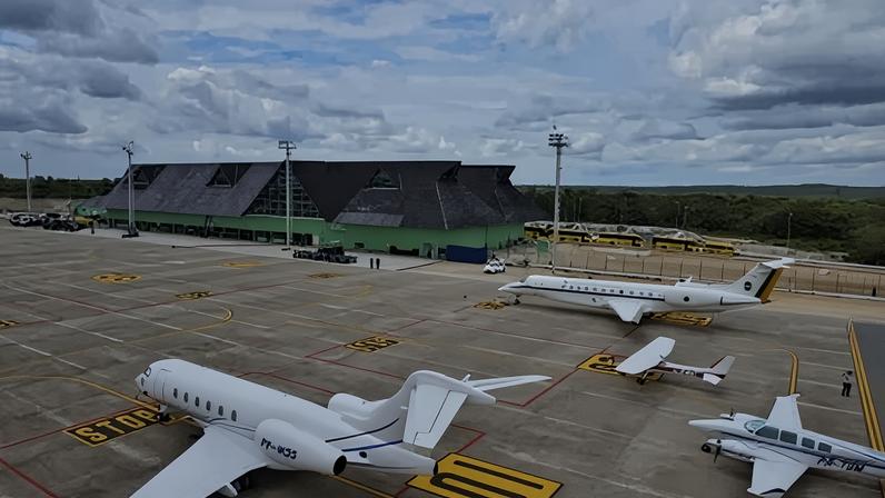 Imagem mostra aeronaves estacionadas no pátio do Aeroporto Regional de Jericoacoara