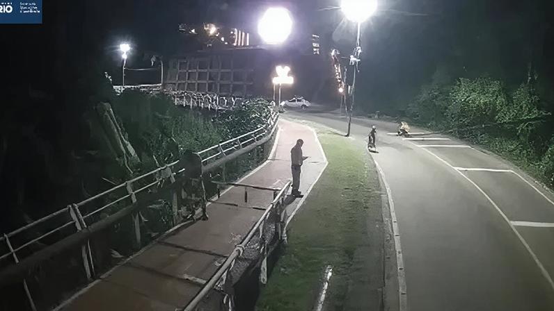 Imagem mostra interdição da ciclovia Tim Maia após fortes ondas neste sábado (11)