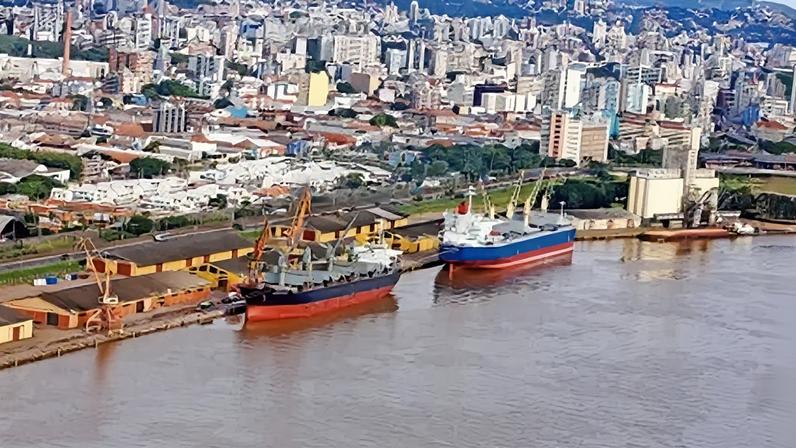 O porto de Porto Alegre é o maior porto fluvial do País, em extensão