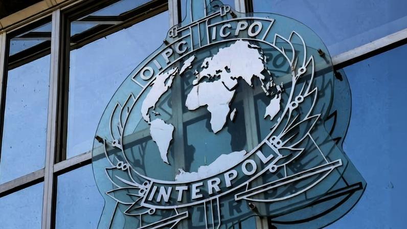 Imagem do logo da Interpol na sede da polícia internacional | Reprodução/Internet