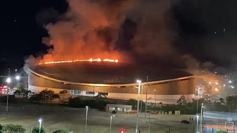 Incêndio atingiu o Velódromo do Parque Olímpico do Rio de Janeiro, na madrugada desta quarta (8) (Foto: Reprodução)