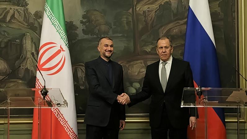 Sergei Lavrov e Hossein Amir-Abdollahian, ministros das Relações Exteriores de Rússia e Irã, respectivamente