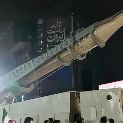 Irã exibe míssil balístico em manifestação pró-regime