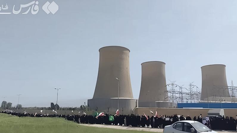Iranianos formam “corrente humana” em torno de usina no Irã.