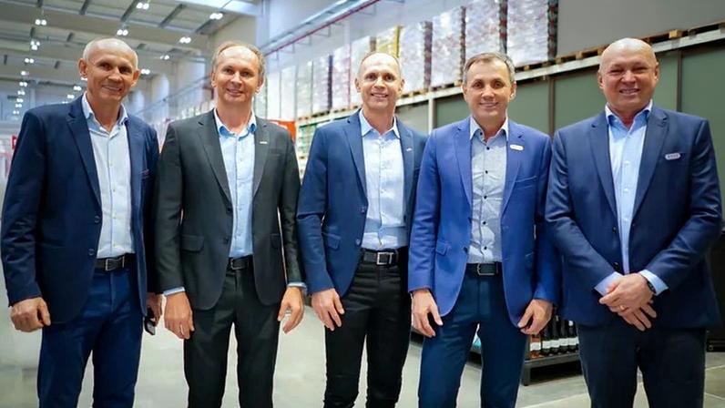 Os irmãos Geraldo, Albano, Antonio, José (CEO) e Sebastião Koch lideram a maior rede de supermercados catarinense (Divulgação/Divulgação)