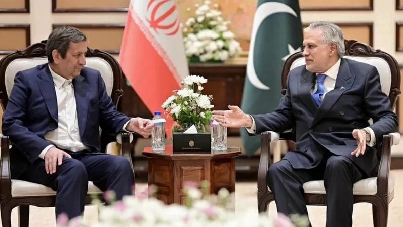 O ministro das Relações Exteriores do Paquistão, Ishaq Dar (à direita), se reúne com o governador do Banco Central do Irã, Abdolnaser Hemmati, no dia em que delegações dos Estados Unidos e do Irã realizaram negociações de paz, em Islamabad, no sábado (11.abr.2026)
