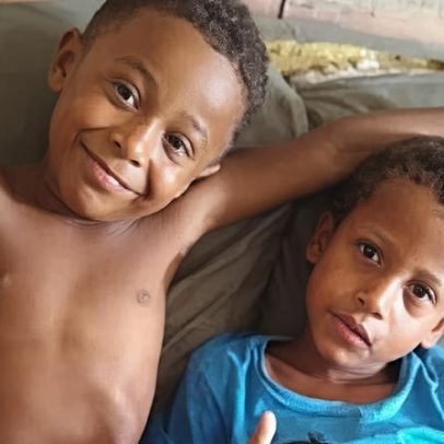 Primos encontrados mortos: pais contestam versão oficial