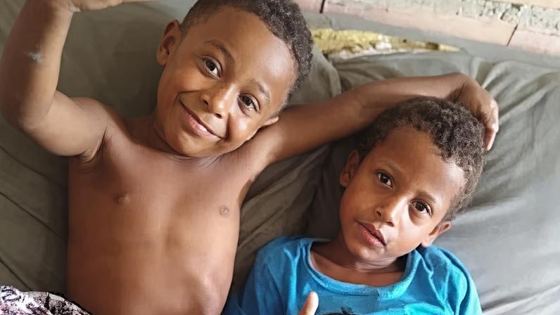 Primos encontrados mortos: pais contestam versão oficial