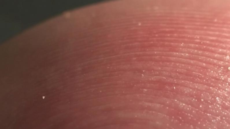 Microrrobôs menores que um grão de sal pensam sozinhos e podem nadar no corpo