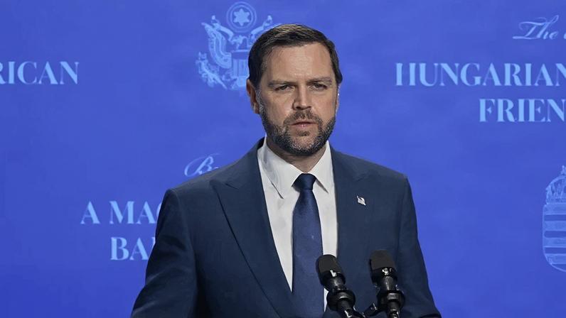 JD Vance (foto) concedeu uma entrevista a jornalistas durante o comício eleitoral do primeiro-ministro húngaro Viktor Orbán, em Budapeste