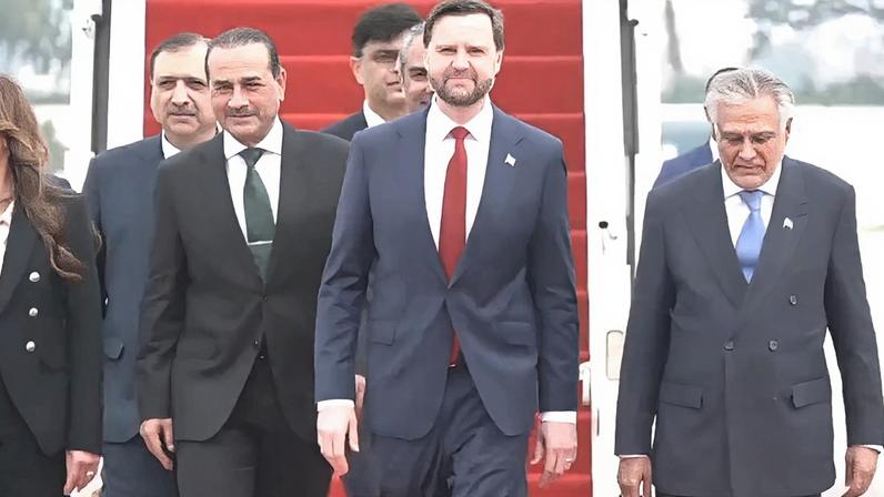 O vice-presidente dos EUA, J.D. Vance, com autoridades paquistanesas durante sua chegada a Islamabad, Paquistão, neste sábado (11.abr.2026)