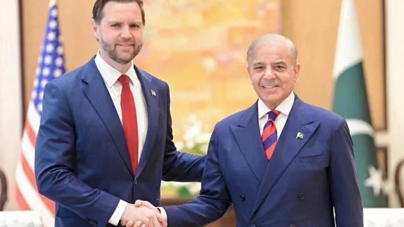 O vice-presidente dos EUA, J.D. Vance (à esquerda), se reuniu com o primeiro-ministro do Paquistão, Shehbaz Sharif, em Islamabad, neste sábado (11.abr.2026). Autoridades norte-americanas, iranianas e paquistanesas iniciaram rodadas de negociações de paz