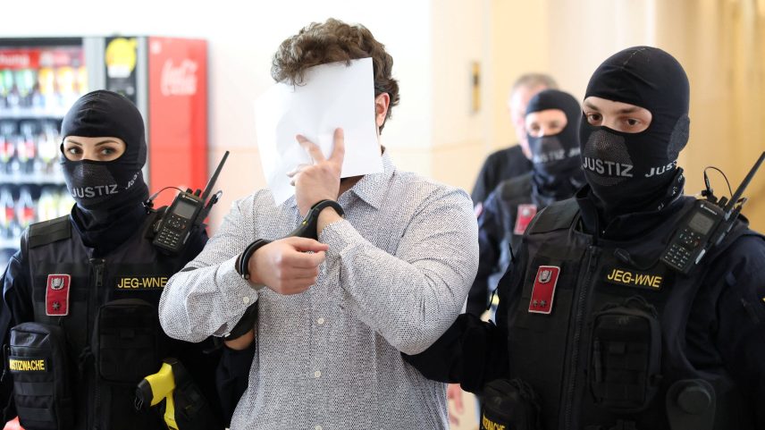 Beran A. foi preso por fabricar explosivos e tentar comprar armas
