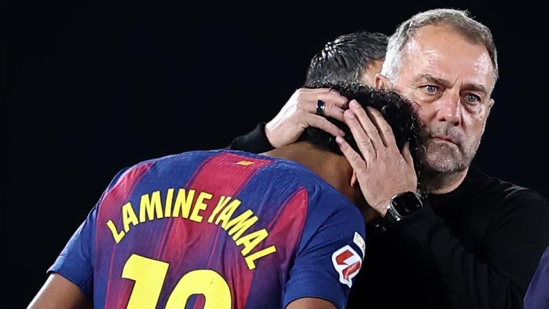 Lamine Yamal deixa o campo chorando em jogo do Barcelona e abraça Hansi Flick