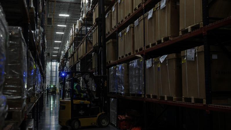 No primeiro trimestre, a absorção bruta de galpões logísticos no mercado brasileiro somou 1,1 milhão de metros quadrados, alta de 83% em relação ao mesmo período de 2025 (Foto: David Peinado/Bloomberg)