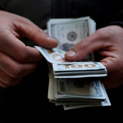 Dólar fecha em R$5 com cautela por guerra e expectativa do Copom