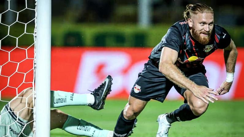 Isidro Pitta corre para festejar o seu gol, o do triunfo do Bragantino em Mirassol