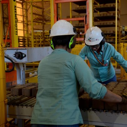 Indústria vê risco e critica avanço de PEC que encerra a jornada 6x1 na Câmara