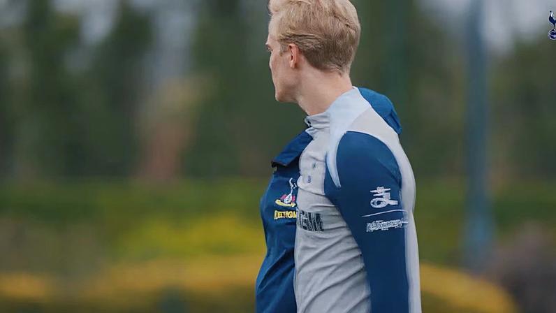 Veja os bastidores do primeiro treino de Roberto De Zerbi como técnico do Tottenham.