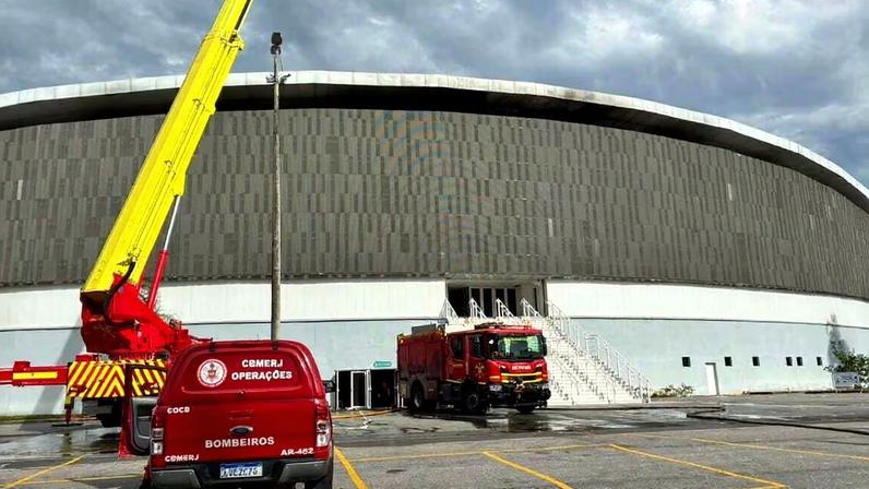 Corpo de Bombeiros atuou no combate ao incêndio no Velódromo desde a madrugada