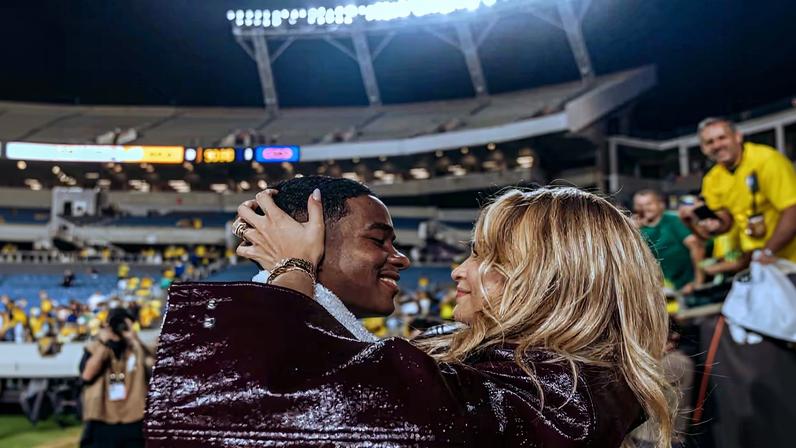 Endrick e esposa após a vitória do Brasil. O apoio da parceira por trás da confiança, no 'momento de urgência'