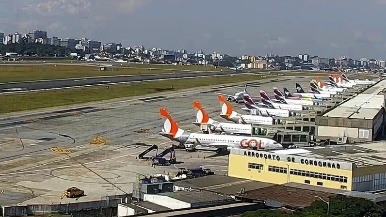 Arremetida do Boeing da GOL, no alto à esquerda. E o Embraer da Azul, no final da pista, decolando