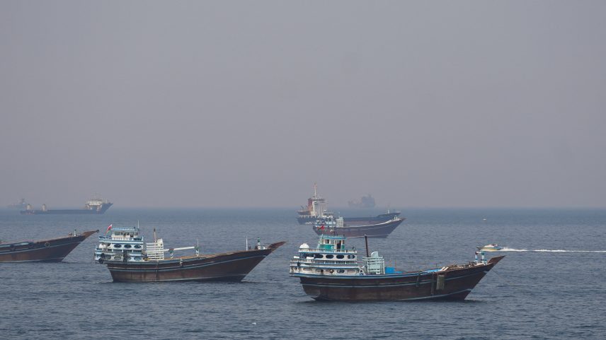Navios e barcos no Estreito de Hormuz, na costa de Musandam, em Omã