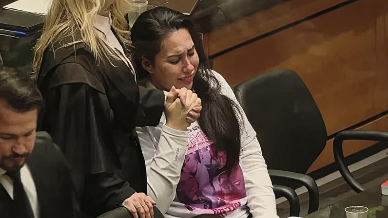 Monique Medeiros chora ao receber liberdade provisória em julgamento da morte de filho